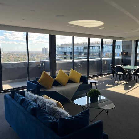 The Kinson Hotell Melbourne Exteriör bild The living room of a three-bedroom apartment