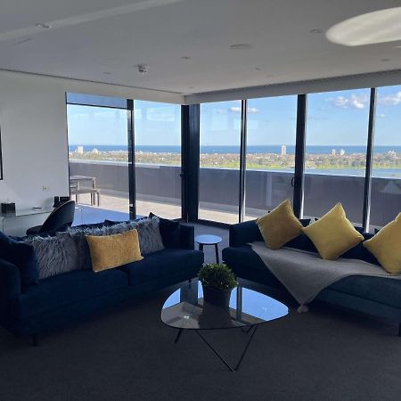 The Kinson Hotell Melbourne Exteriör bild The living room of a three-bedroom apartment at The Beacon