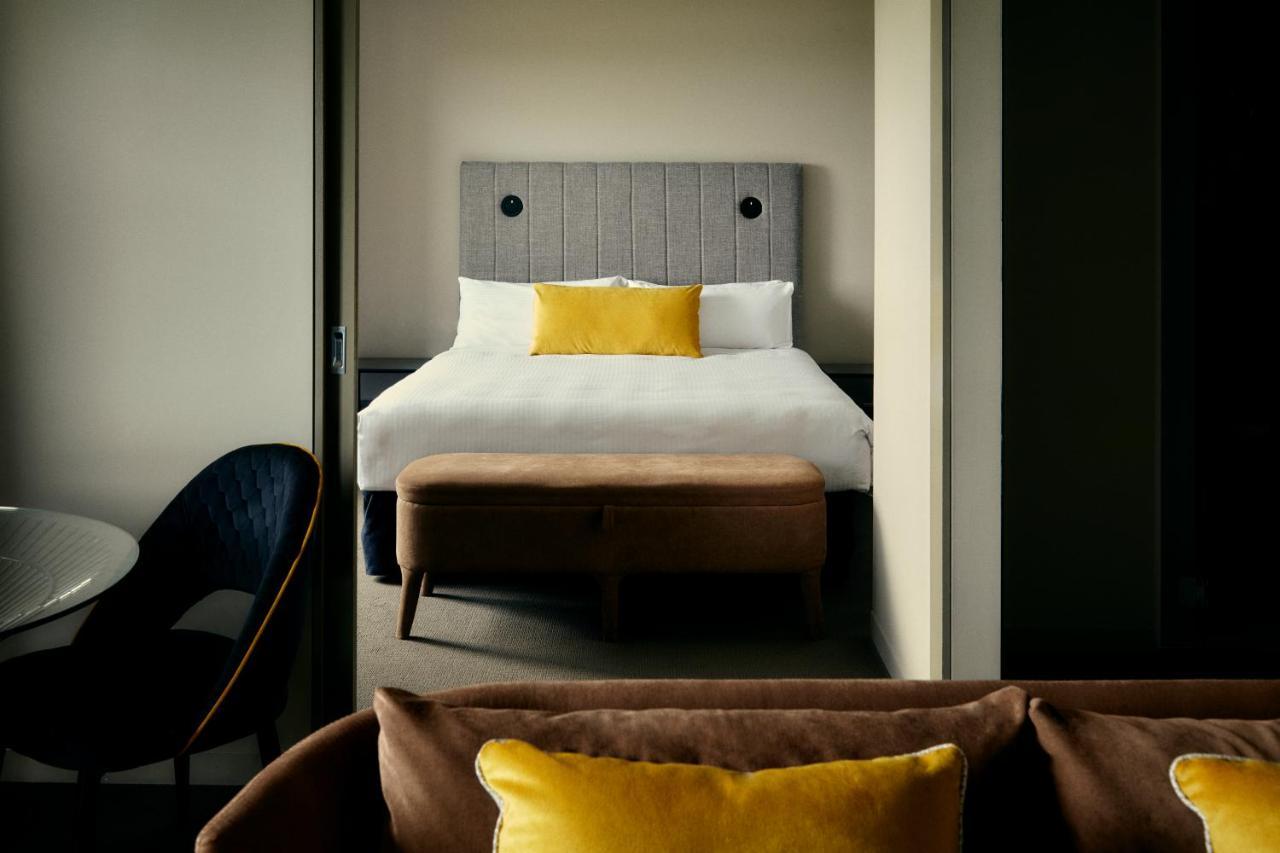 The Kinson Hotell Melbourne Exteriör bild A bedroom at the hotel