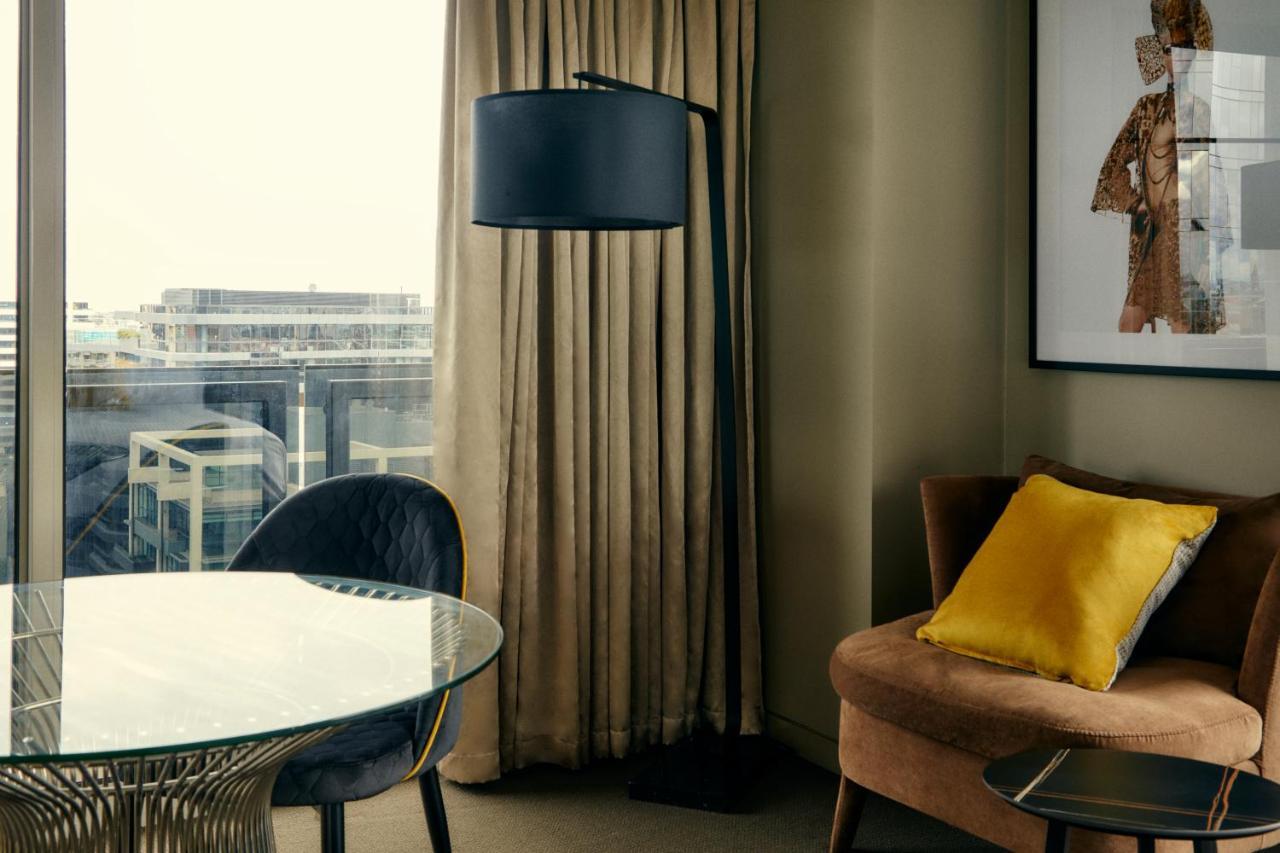The Kinson Hotell Melbourne Exteriör bild A floor lamp