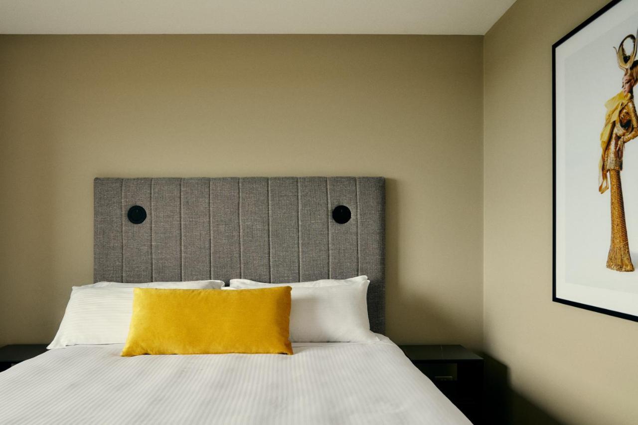 The Kinson Hotell Melbourne Exteriör bild A bedroom at the hotel