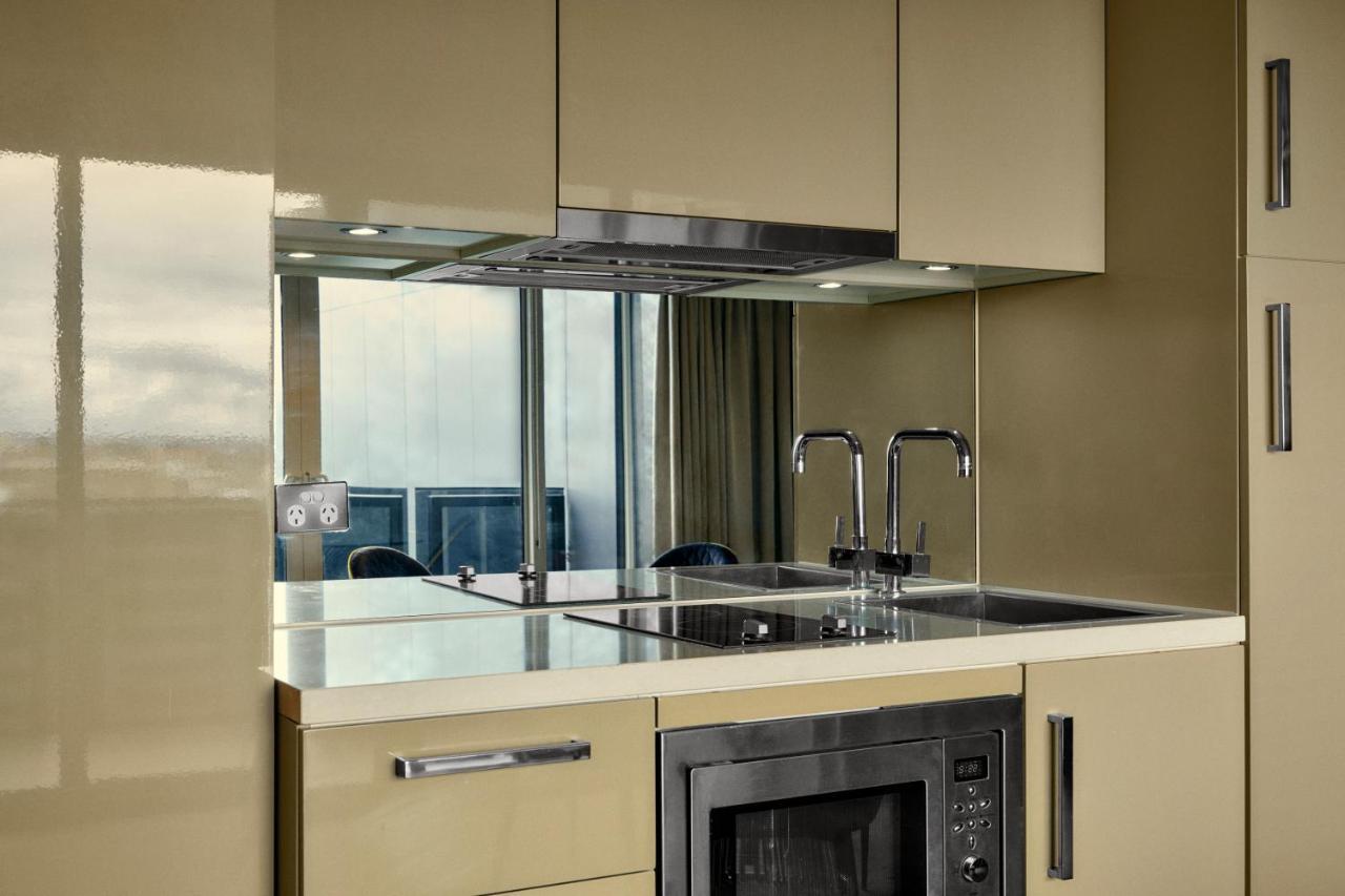 The Kinson Hotell Melbourne Exteriör bild A kitchen with a built-in microwave oven