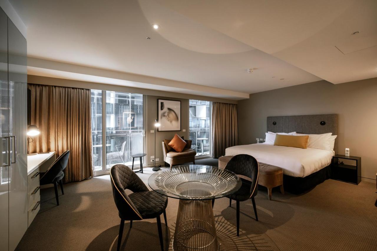 The Kinson Hotell Melbourne Exteriör bild A suite at the Hotel