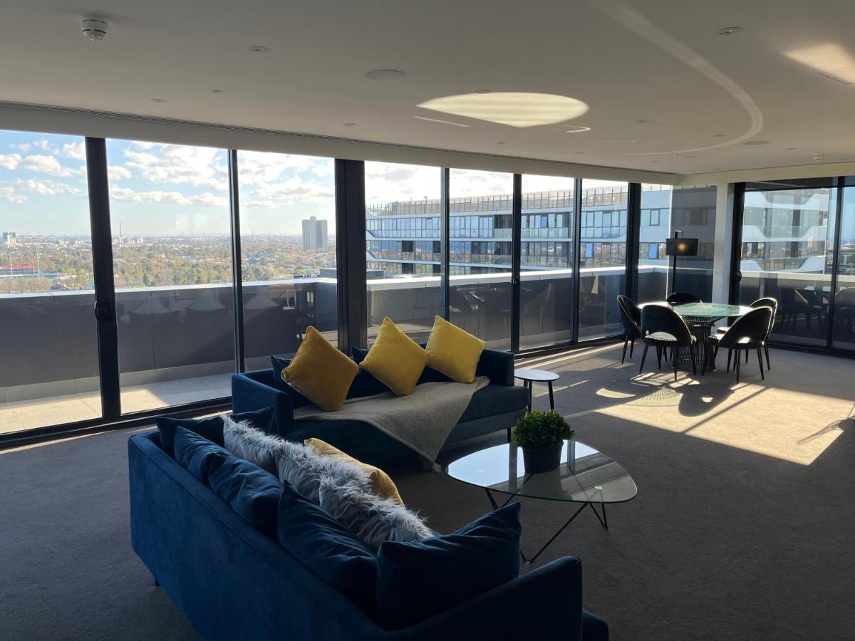 The Kinson Hotell Melbourne Exteriör bild The living room of a three-bedroom apartment