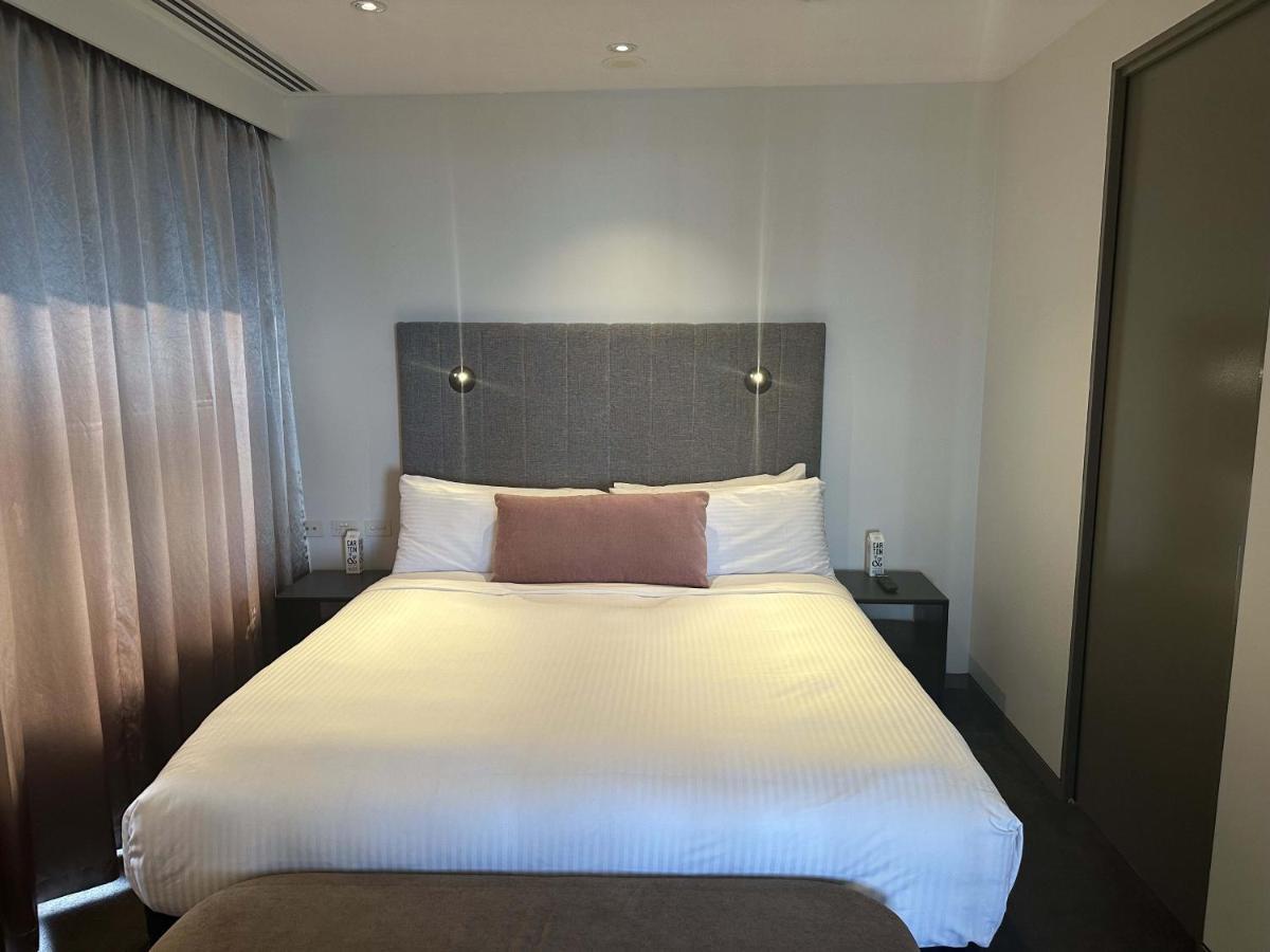 The Kinson Hotell Melbourne Exteriör bild A bedroom at the hotel