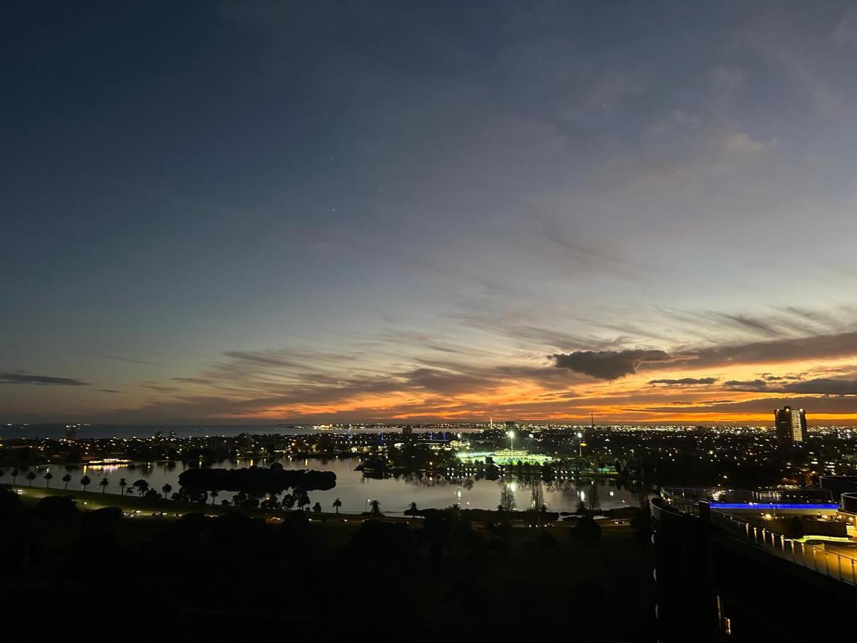 The Kinson Hotell Melbourne Exteriör bild Sunset over the city
