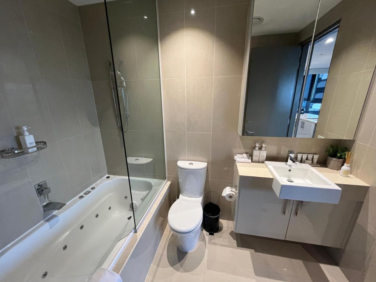 The Kinson Hotell Melbourne Exteriör bild Bathroom