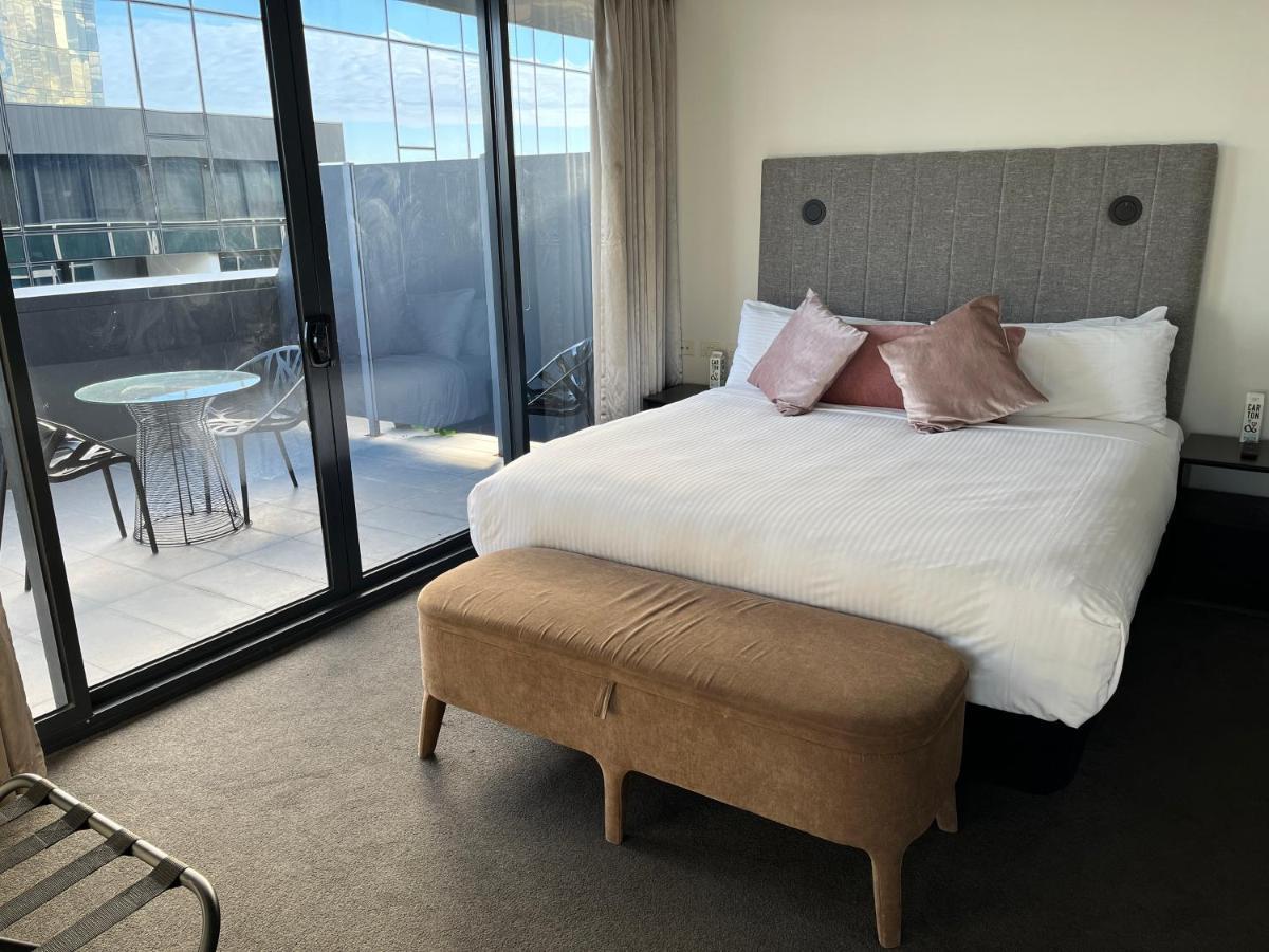 The Kinson Hotell Melbourne Exteriör bild A bedroom at the hotel